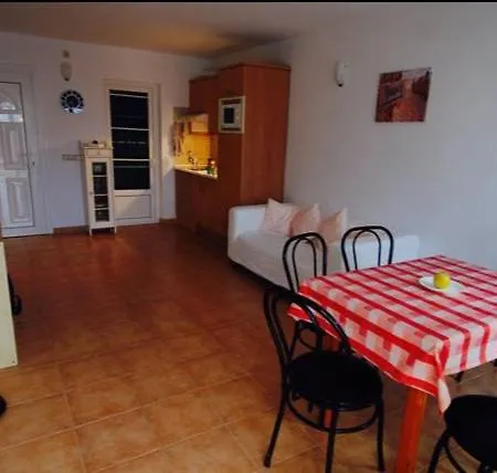 Backpackers Playa Blanca *