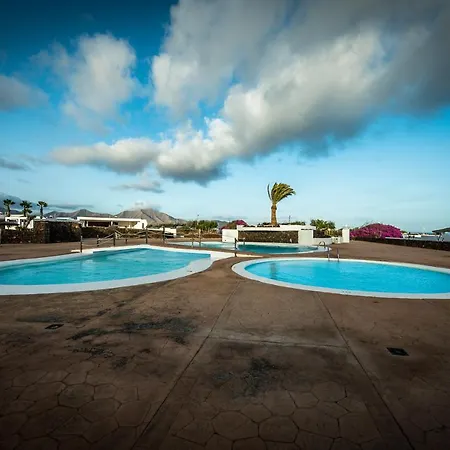Backpackers Playa Blanca Bed & Breakfast *